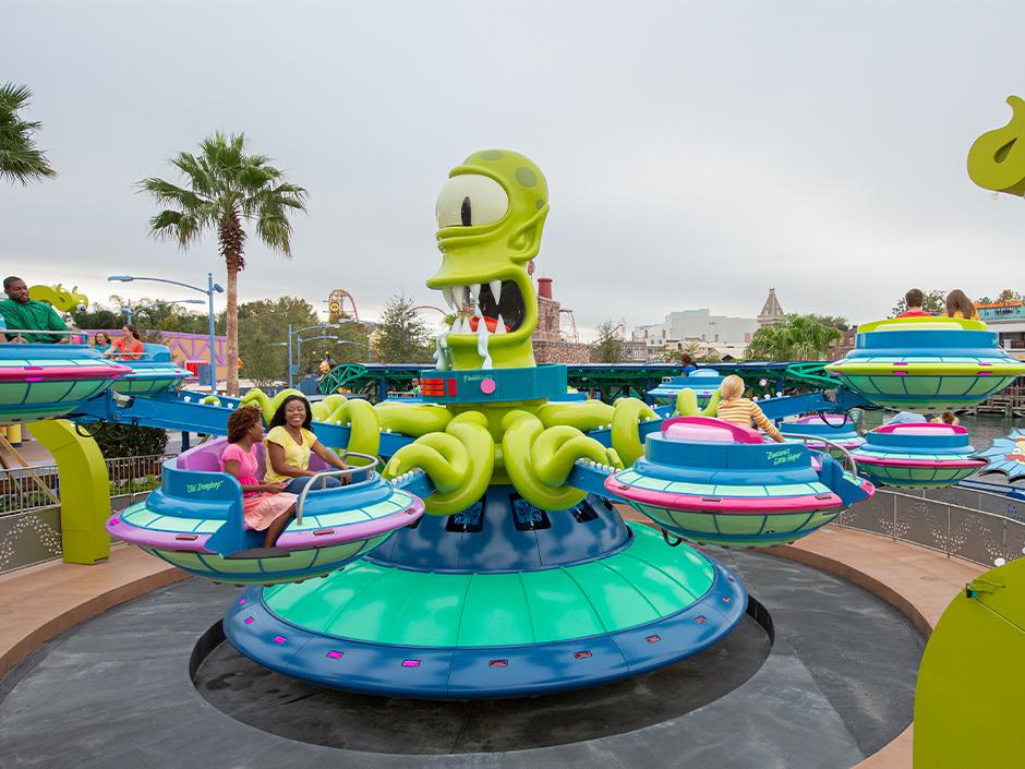 Kang and Kodos Twirl 'n' Hurl spinning attraction with flying saucer ride vehicles at Universal Studios Florida.
