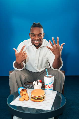 Bijan Robinson with seven fingers up