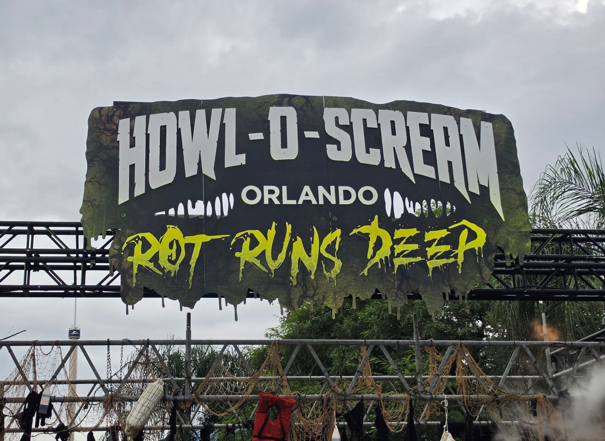 Entrance sign for Howl-O-Scream Orlanod
